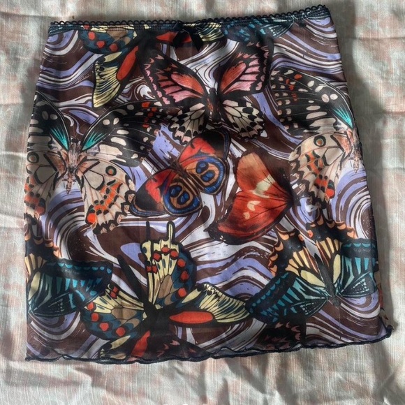 Butterfly mini skirt 🦋 - Picture 2 of 3